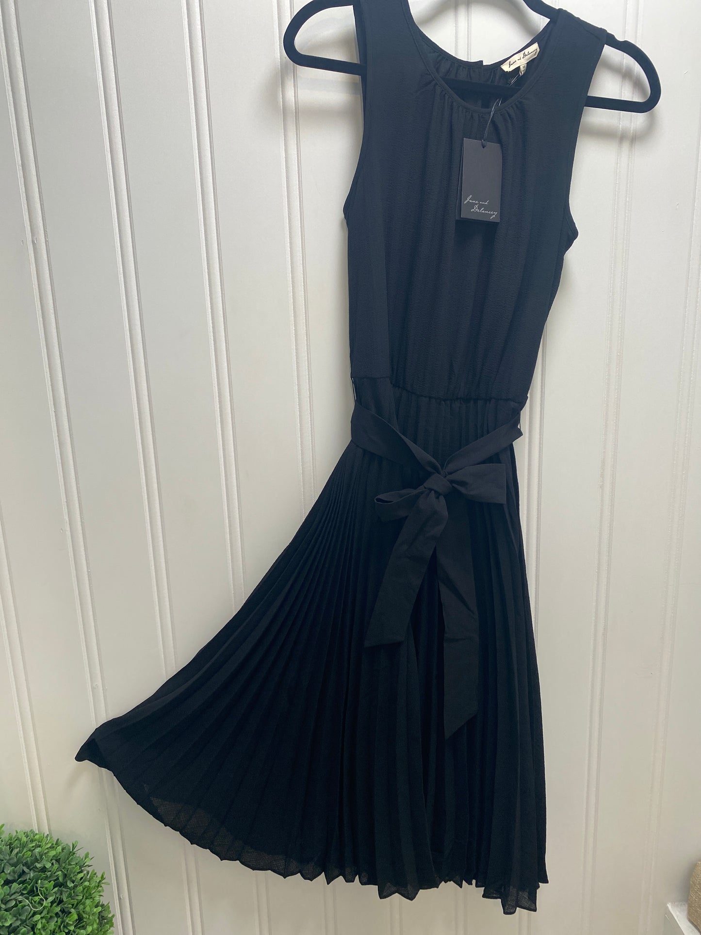 Black Pleated Sleeveless Midi Dress